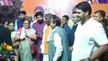 रायसेन: सांची विधायक ने जन्मदिन पर लगाए पौधे, कार्यकर्ताओं ने फलों से तौलकर पहनाई माला