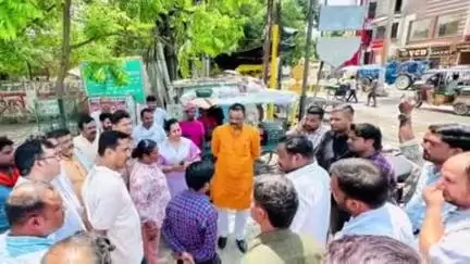 महापौर ने लोक निर्माण विभाग के मुख्य अभियंता के साथ रवींद्र पुरी मार्ग का किया निरीक्षण