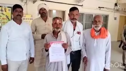 बांदा: खेरिया गांव के निवासी ग्रामीण ने कलेक्ट्रेट पहुंचकर लगाई फरियाद, कुछ लोगों पर जमीन में कब्जा करने का आरोप
