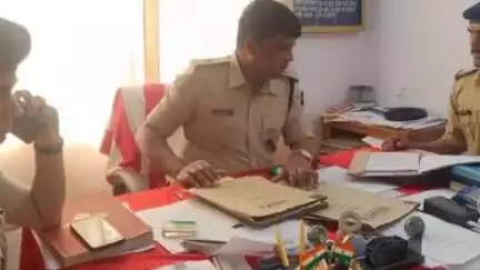 जयनगर: जयनगर अंचल के पुलिस निरीक्षक ने देवधा थाना में लंबित मामलों की समीक्षा की