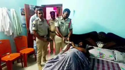 చేబ్రోలు పోలీస్ స్టేషన్ హోంగార్డుకు అనారోగ్యంతో ఆర్ధికఇబ్బందులు, చేబ్రోలు పీఎస్, నిడమర్రు సర్కిల్ పోలీసులు ఆర్థికసాయం