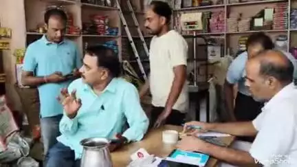 मालपुरा: जिला स्तरीय खाद्य सुरक्षा जांच दल ने मालपुरा में सुभाष सर्किल के पास दो किराने की दुकानों से खाद्य सामग्री के नमूने लिए