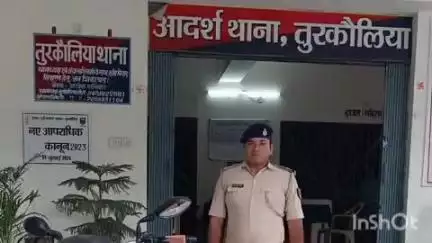 तुरकौलिया: नरियरवा चौक के पास पुलिस ने बाइक पर लदा 41 लीटर शराब मंगलवार को बरामद किया, तस्कर पुलिस को देख फरार
