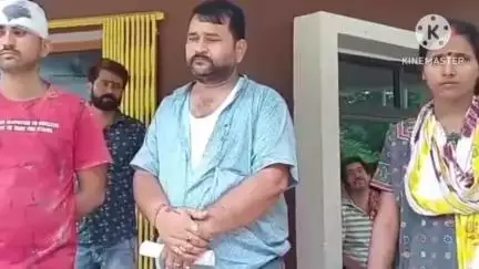 आदित्यपुर गम्हरिया: मांझीटोला में आवारा कुत्तों के कारण पड़ोसियों में झगड़ा, एक दूसरे के फाड़े कपड़े
