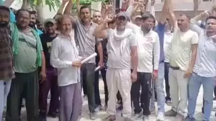 मुरादाबाद: जीआईसी बिजली घर पर विद्युत कर्मियों ने सैलरी ना मिलने पर किया प्रदर्शन