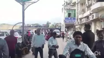 हापुड़: गढ़ रोड पर स्थित देवनंदिनी अस्पताल में मरीज रेफर करने को लेकर तीमारदार और अस्पताल स्टाफ के बीच जमकर मारपीट, 2 घायल