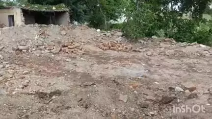 नेपानगर: ग्राम दवाटिया में टूटा छात्रावास, ठेकेदार गायब, 100 बेटियाँ पढ़ाई से वंचित, परिजनों ने कलेक्टर से लगाई गुहार