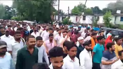 सिंगरौली: जनपद सदस्य राजू सिंह का प्रदर्शन, पुलिस पर झूठे केस और महिला से दुर्व्यवहार का आरोप, ज्ञापन सौंपा