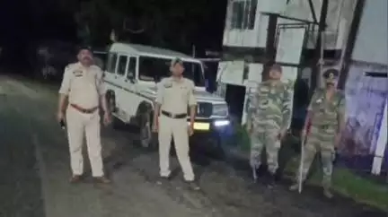 জামপুইজলা: জম্পুইজলা সহ জেলার সংবেদনশীল এলাকায়  অপ্রীতিকর ঘটনা রোধ এবং আইনশৃঙ্খল বজায় রাখার লোকে পায়ে হেঁটে পুলিশের টহলদারি