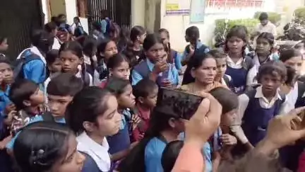 कटनी नगर: कटनी: छात्राओं से शौचालय साफ कराने पर प्राचार्या के खिलाफ छात्राओं का स्कूल गेट पर प्रदर्शन, केसीएस कन्याशाला का मामला