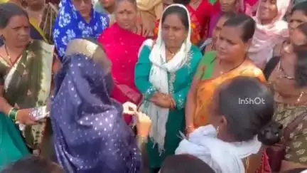 होशंगाबाद नगर: पीपल चौक: मध्यान भोजन बनाने वाली महिलाओं ने मांगों को लेकर नगरपालिका अध्यक्ष को ज्ञापन सौंपा