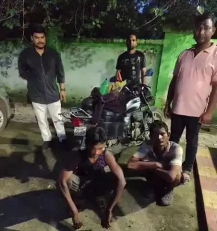 ସୁନ୍ଦରଗଡ ସହର: ଡ଼ିଷ୍ଟ୍ରିକ୍ଟ ମୋବାଇଲ ୟୁନିଟର ସଦର ଥାନା କନକ ଜୋରାରେ ଅବକାରୀ ଚଢାଉ, ଦେଶୀ ମଦ ଓ ବାଇକ ସହ ଦୁଇ ଅଭିଯୁକ୍ତ ଗିରଫ