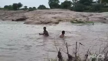 धूमेश्वर धाम से निकली सिंध और पार्वती नदी में सेल्फी लेने और नहाने के दौरान लोग बरत रहे लापरवाही