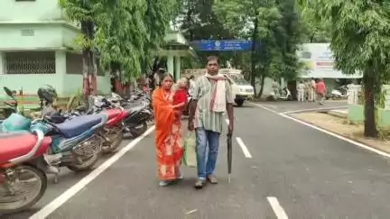 ବରଗଡ: ଜିଲ୍ଲାପାଳଙ୍କ କାର୍ଯ୍ୟାଳୟର ଦ୍ୱାରସ୍ଥ ହେଲେ ସୁନ୍ନା ଗ୍ରାମର ବାସିନ୍ଦା,ଶୁଣନ୍ତୁ ପ୍ରତିକ୍ରିୟା