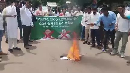 କୋରାପୁଟ ସହର: ଫକୀର ମୋହନ ସ୍ୱୟଂ ଶାସିତ ମହାବିଦ୍ୟାଳୟ ଛାତ୍ରୀ ଆତ୍ମହତ୍ୟା କୁନେଇ କୋରାପୁଟରେ ବିଜେଡିର ରାସ୍ତା ରୋକ ,କୁସପୁତ୍ତଳିକା ଦାହ