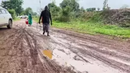 आजादी के 78 साल बाद भी पक्की सड़क के लिए तरस रहे  आश्रित ग्राम करमनडीह के ग्रामीण #jansamasya