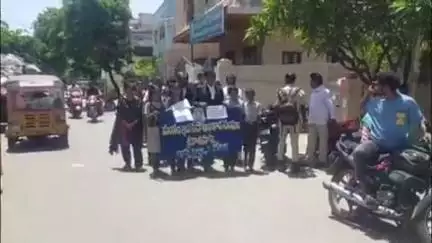 పట్టణంలోని న్యాయ విజ్ఞాన సదస్సులో భాగంగా విద్యార్థులతో కలిసి న్యాయవాదులు ర్యాలీ చేపట్టారు