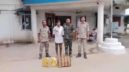 कांकेर: सिटी मॉल के पास कोतवाली पुलिस ने 12 लीटर कच्ची शराब के साथ युवक को किया गिरफ्तार