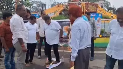 ଝାରସୁଗୁଡା: FM କଲେଜ ଛାତ୍ରୀ ଆତ୍ମାହୁତି ଘଟଣା, ପୁରୁଣା ବସଷ୍ଟାଣ୍ଡ ନିକଟ ଗାନ୍ଧୀ ପ୍ରତିମୂର୍ତ୍ତି ସମ୍ମୁଖରେ ଶ୍ରଦ୍ଧାଞ୍ଜଳି ଜଣାଇଲା କଂଗ୍ରେସ