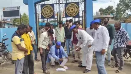 कळमनूरी: शहरात जन सुरक्षा कायद्याची होळी करून आमदार हेमंत पाटील यांच्या वक्तव्याचा निषेध