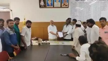 ಚಳ್ಳಕೆರೆ: ಅದಿರು ಸಾಗಿಸಲು ನಮಗೂ ಬೇರೆ ಜಿಲ್ಲೆಯವರಿಗೆ ಸಮಾನ ಅವಕಾಶ ನೀಡಿ: ನಗರದ ತಾಲ್ಲೂಕು ಕಚೇರಿ ಟಿಪ್ಪರ್ ಮಾಲೀಕರ ಒತ್ತಾಯ