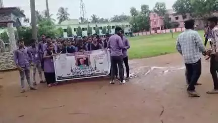ଜଳେଶ୍ବର: FM କଲେଜ ଛାତ୍ରୀ ଆତ୍ମାହୁତି ଘଟଣା, 
ଅମର୍ଦାରୋଡ ସିଦ୍ଧେଶ୍ୱର କଲେଜରେ ଛାତ୍ରଛାତ୍ରୀଙ୍କ ପକ୍ଷରୁ ବିକ୍ଷୋଭ ପ୍ରଦର୍ଶନ