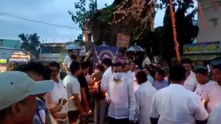କେନ୍ଦ୍ରାପଡା: FM କଲେଜ ଛାତ୍ରୀ ଆତ୍ମାହୁତି ଘଟଣା, ଆତ୍ମାର ସଦଗତି ନିମନ୍ତେ ପୁରୁଣା ବସଷ୍ଟାଣ୍ଡରେ ବିଜେଡି ପକ୍ଷରୁ ମହମବତୀ ଶୋଭାଯାତ୍ରା ଅନୁଷ୍ଠିତ