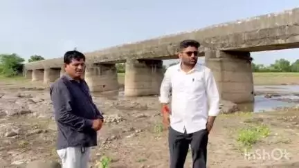 ભેસાણ: વિસાવદરના ધારાસભ્ય ગોપાલભાઈ ઇટાલીયા દ્વારા ઉબેણનદીનો પુલ અતિ બિસ્માર હાલતમાં, વિડીયો થયો સોશિયલ મીડિયામાં વાયરલ