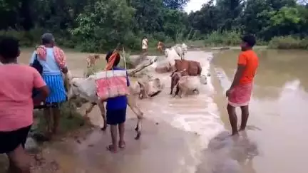 ঝালদা ১: শালডাবরায় রাস্তার উপর দিয়ে বইছে জল, বন্ধ যানবাহন চলাচল