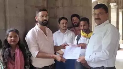 खंडवा नगर: भील प्रदेश बनाने की मांग लेकर आदिवासी समाज के लोगों ने कलेक्टर कार्यालय पहुंचकर दिया ज्ञापन