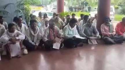 देवास नगर: गोचर भूमि को आबादी में परिवर्तित करने की मांग को लेकर नेमावर क्षेत्र के लोगों ने कलेक्ट्रेट में दिया ज्ञापन