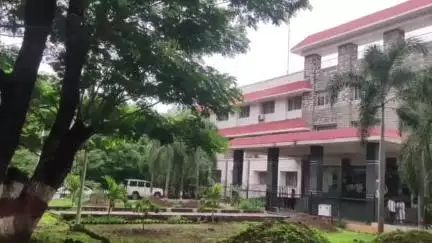 कोरेगाव: शहरात तीळगंगा नदीची पूररेषा कमी करा,विकासकामांत अडथळा आणणाऱ्यांवर कारवाई करा; विकास बचाव समितीची जिल्हाधिकाऱ्यांना मागणी