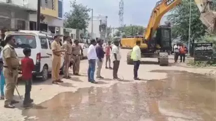 बदनापूर: शहरातील रेल्वे स्टेशन रोड व परिसरातील अतिक्रमण हटवले, पोलिसांचा तगडा बंदोबस्त