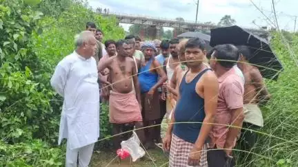 ঝালদা ১: আটনা গ্রামে বর্ষিয়ান কংগ্রেস নেতার মৃত্যু, শেষ শ্রদ্ধা জানালেন জেলা কংগ্রেস সভাপতি