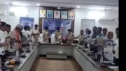 मऊगंज: 'नशे से दूरी है जरूरी' अभियान की मऊगंज में हुई शुरुआत, कलेक्ट्रेट सभागार में SP ने की बैठक