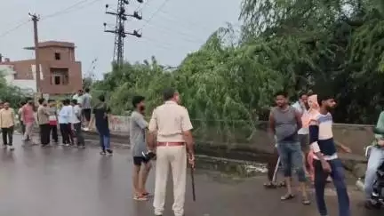पाली: चादर वाले बालाजी पर चादर चलने के बाद लोगों की जुटी भीड़, पुलिस ने लोगों को खदेड़ा