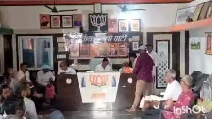 गढ़ी: गढ़ी विधायक कैलाश चंद्र मीणा ने जनसंवाद केंद्र पर की जनसुनवाई, लोगों की समस्याओं के समाधान का दिया आश्वासन