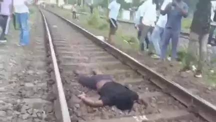 శ్రీకాకుళం: ఇచ్చాపురం రైల్వే స్టేషన్ సమీపంలో రైలు నుంచి జారిపడి యువకుడు మృతి