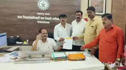यवतमाळ: ढाणकीतील चालू असलेले व पूर्ण झालेल्या सिमेंट रस्त्याची गुणनियंत्रण विभागाकडून चौकशी करा, मनसेचे जिल्हाधिकाऱ्यांना निवेदन