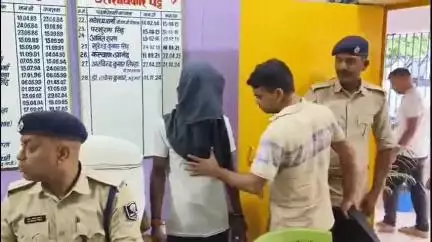 शेखपुरा: भटचक गांव से पुलिस ने अंतरराज्यीय चोर गिरोह के एक सदस्य को करतूस सहित 14 मोबाइल के साथ किया गिरफ्तार
