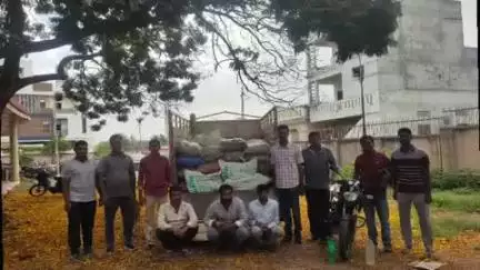 మహబూబాబాద్: నరసింహుల పేట మండలంలో అక్రమంగా తరలిస్తున్న 30లీటర్ల నాటుసారా, 3వేల కేజీల నల్లబెల్లంను పట్టుకున్న ఎన్ఫోర్స్మెంట్ అధికారులు
