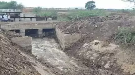 తాడిపత్రి: పెద్దవడుగూరు మండలంలోని ప్రధాన కాలువల్లో జరుగుతున్న పూడికతీత పనులను పరిశీలించిన ఎమ్మెల్యే జేసీ అస్మిత్ రెడ్డి