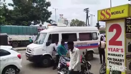 तुळजापूर: शहरातील नामांकित एस.एस. मोबाईल शॉपीवर चोरट्याने मारला डल्ला; लाखो रुपयांचे मोबाईल चोरीची घटना सीसीटीव्हीमध्ये कैद