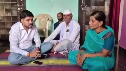 परळी: शहरात ज्ञानेश्वरी मुंडेंच्या निवासस्थानी वाल्मिक कराडविरोधात खळबळजनक आरोप करणारे सामाजिक कार्यकर्ते बाळा बांगर यांची भेट