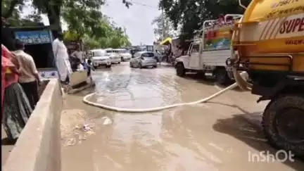લાખણી: લાખણી ગામમાં વરસાદી પાણી ભરાઈ જતા પંચાયત દ્વારા પાણીની કાઢવાની કામગીરી હાથ ધરાઈ