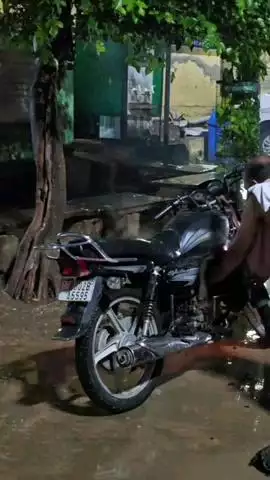 रामगढ़: रामगढ़ में एक चाय की दुकान के बाहर खड़ी बाइक में लगी आग, पुलिस ने आग पर पाया काबू