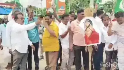 ନିମାପଡା: FM କଲେଜ ଛାତ୍ରୀ ଆତ୍ମାହୁତି ଘଟଣାରେ ବିଜୁ ଛାତ୍ର ଜନତା ଦଳ ପକ୍ଷରୁ ସ୍ଥାନୀୟ ଦୋଳବେଦୀରେ ବିକ୍ଷୋଭ ପ୍ରଦର୍ଶନ