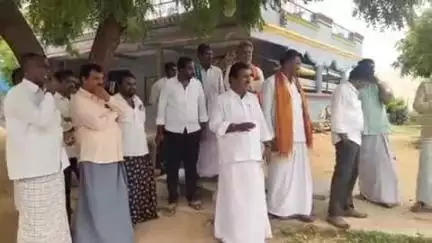 గద్వాల్: నందిని గ్రామంలోని ఓ రైస్ మిల్లు నుంచి ప్రభుత్వ పీడీఎస్ బియ్యం, సీఎంఆర్ వడ్లను తరలిస్తున్న వాహనాలను అడ్డుకున్న గ్రామస్తులు