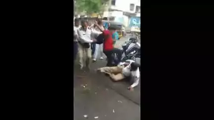 पालघर: नालासोपारा येथे वाहतूक पोलिसांना दुचाकीस्वार व त्याच्या वडिलाने केली मारहाण; घटना मोबाईल कॅमेऱ्यात कैद