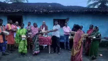 फरसाबहार: बाबूसाजबाहर में वनोपज संग्राहक महिलाओं को चरण पादुका का किया गया वितरण
